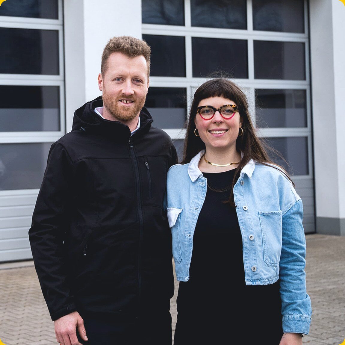 Daniel Nagler und Antje Akkermann vor der Werkstatt
